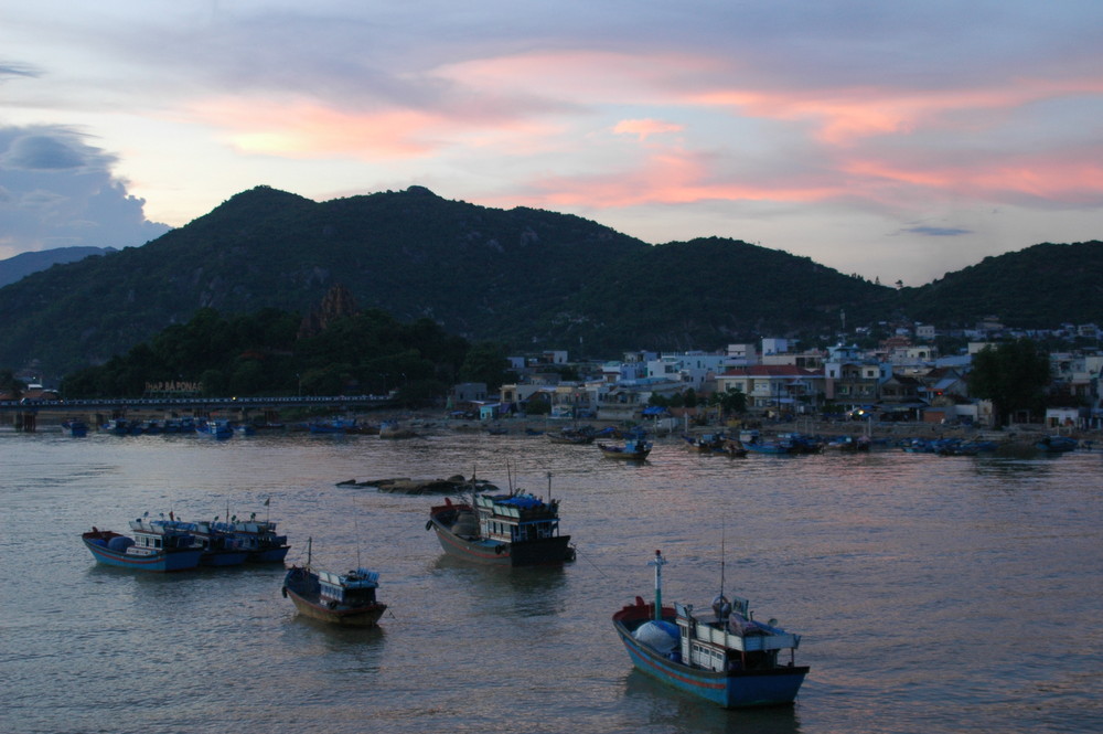 Blaue Stunde im Hafen von Nha Trang