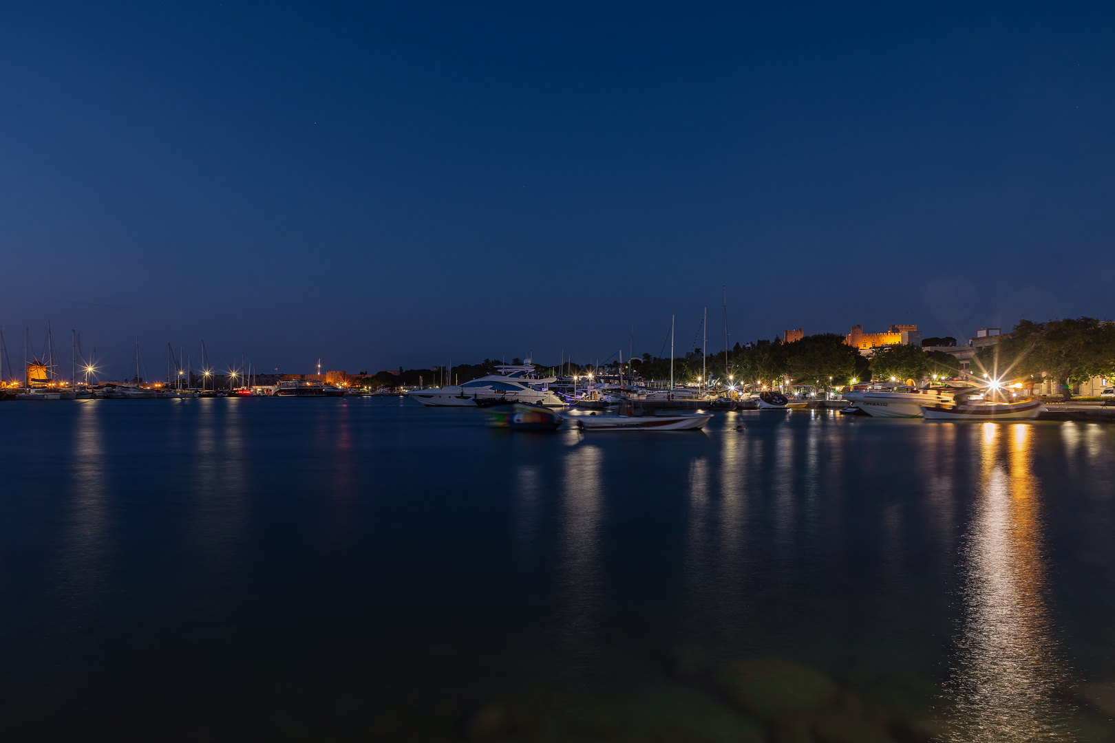 Blaue Stunde im Hafen von Rhodos