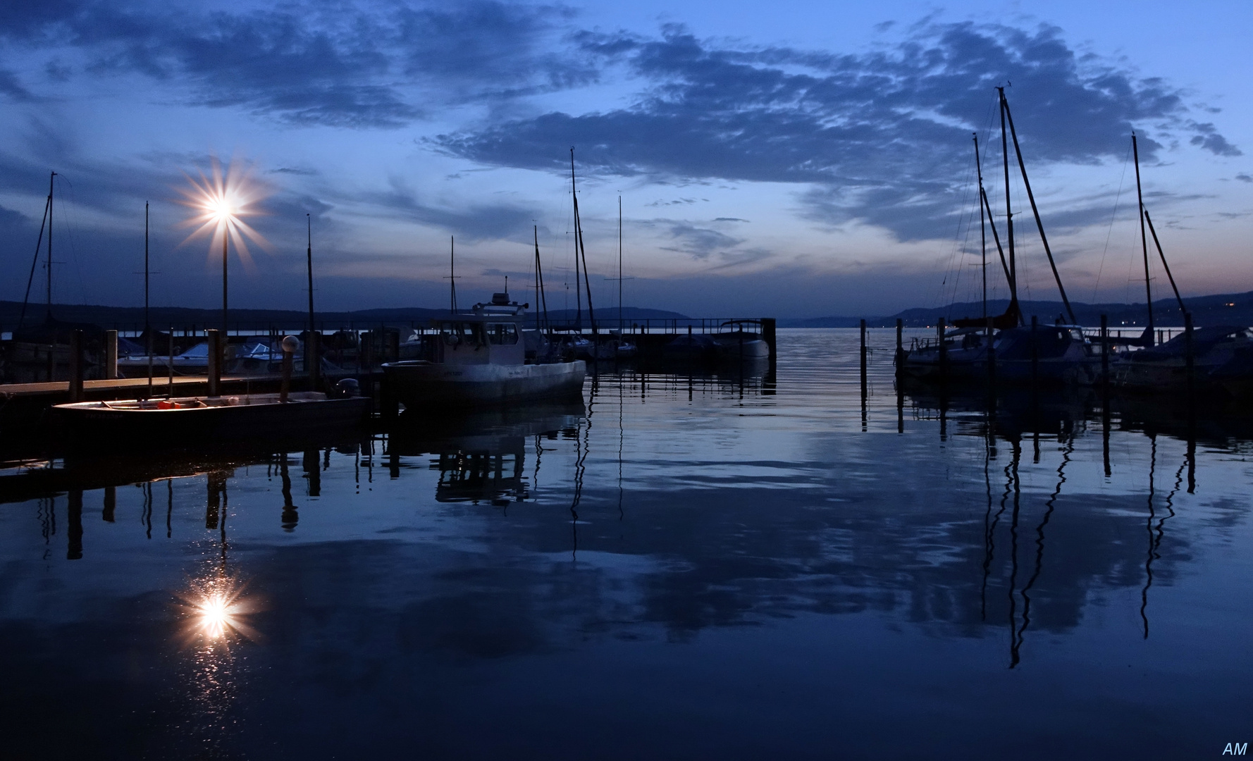 Blaue Stunde im Hafen von Unteruhldingen