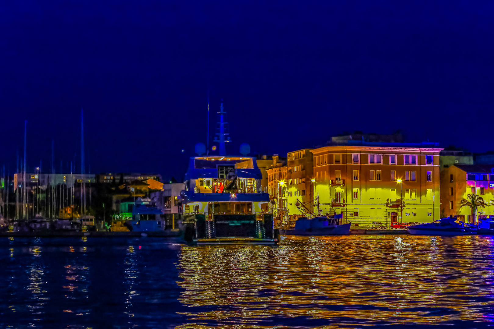 Blaue Stunde im Hafen von Zadar