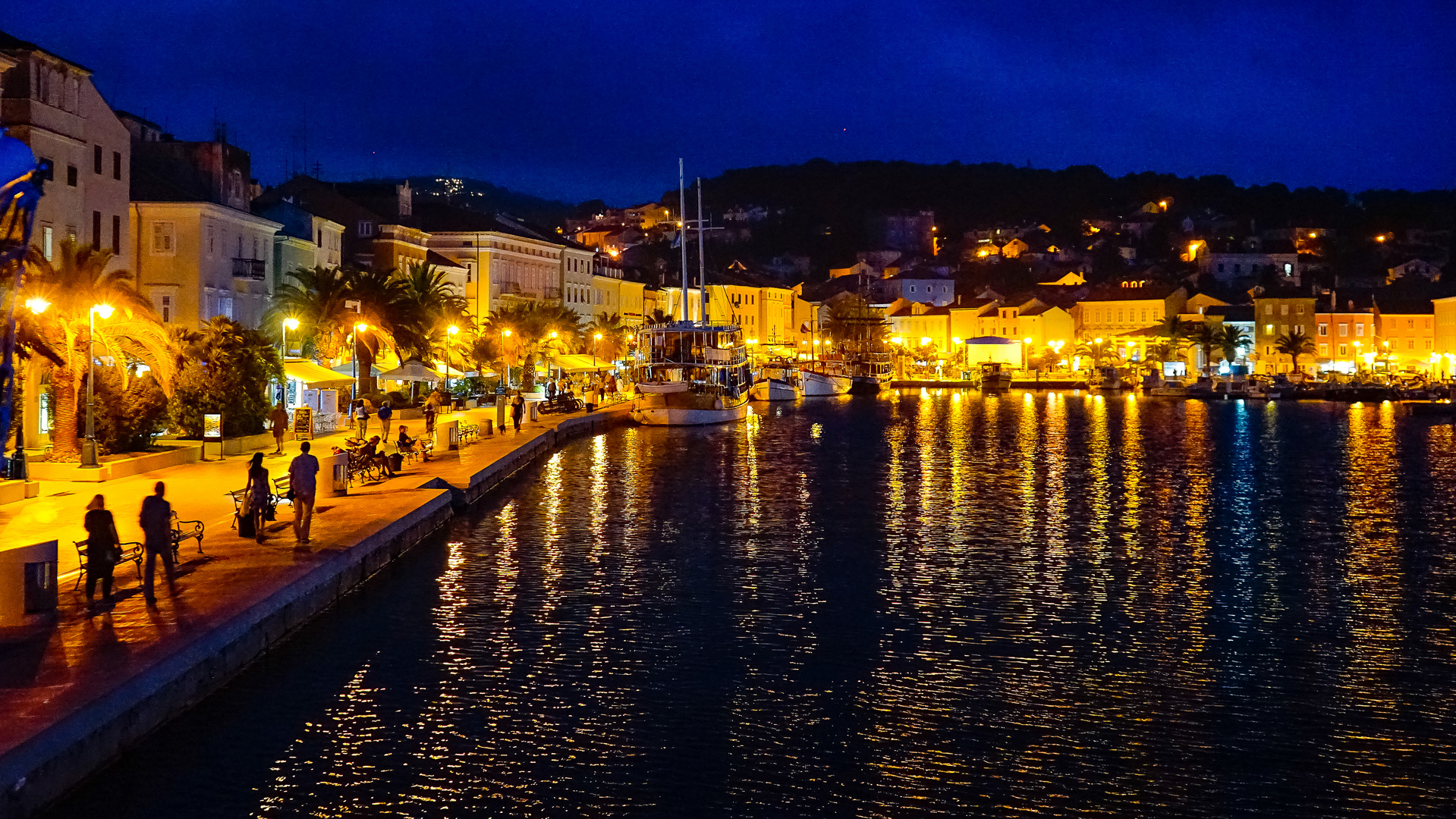 Blaue Stunde im Hafenstädtchen Mali Losinj