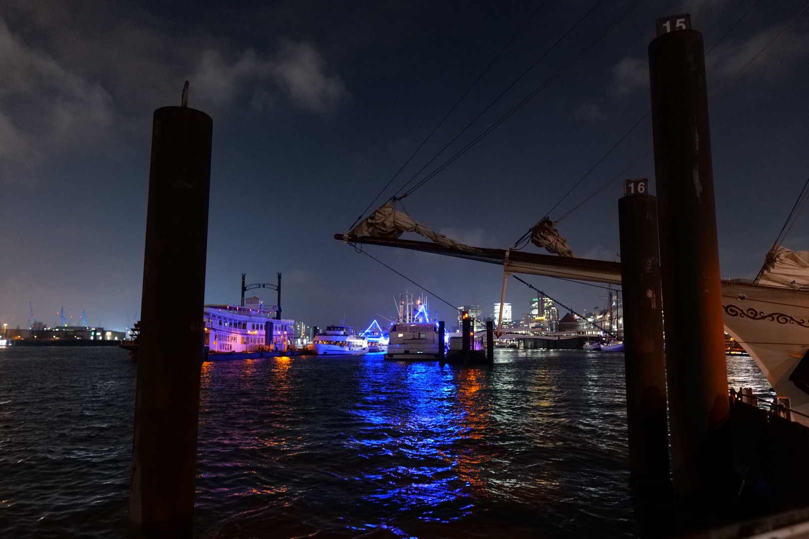 Blaue Stunde im Hamburger Hafen