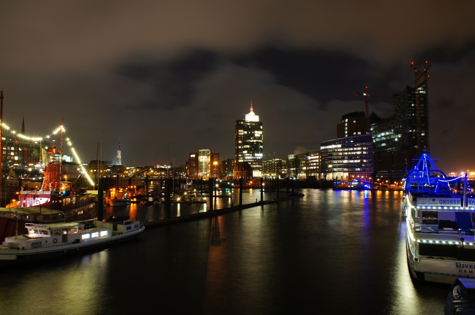 "Blaue" Stunde im HAmburger Hafen