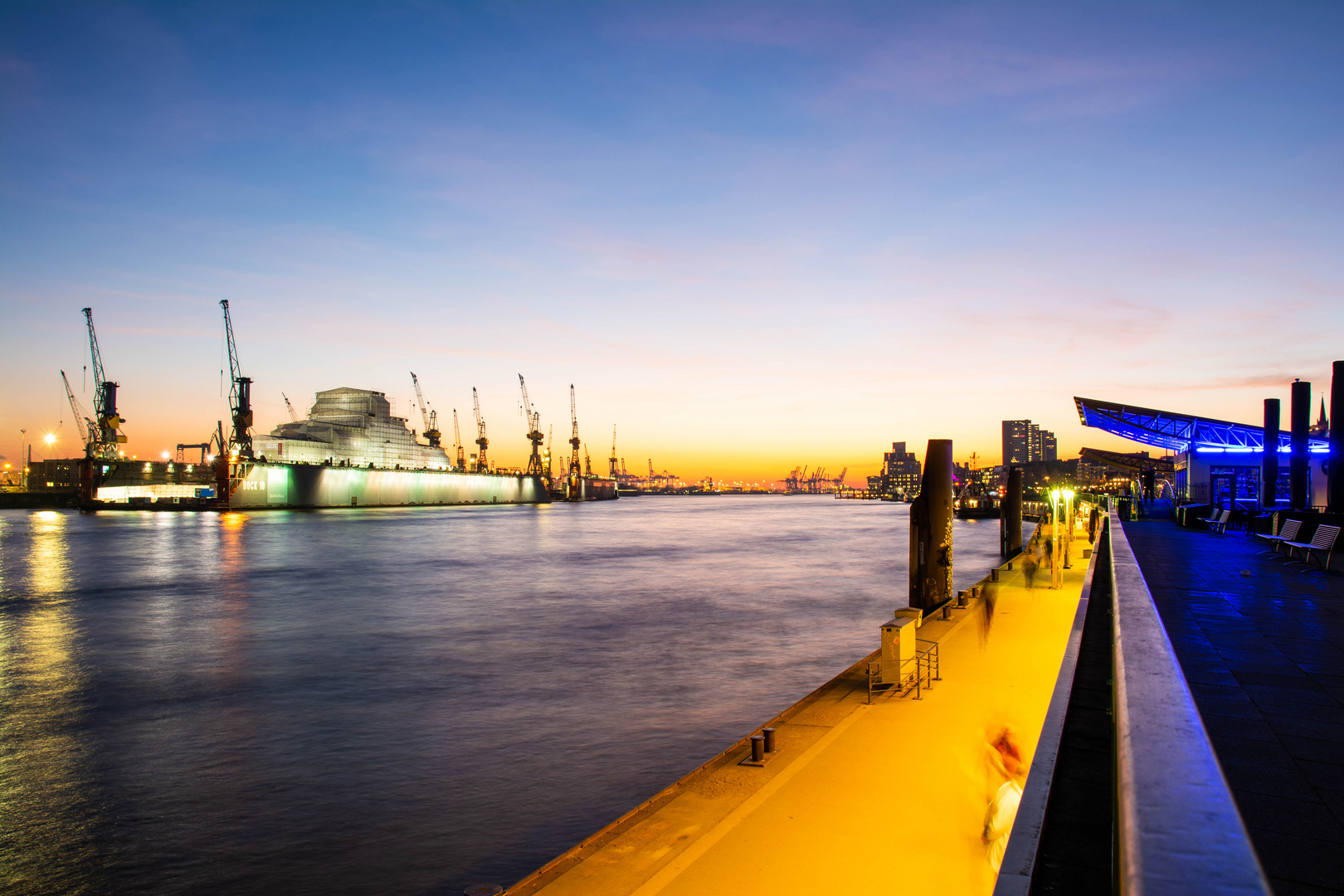 Blaue Stunde im Hamburger Hafen