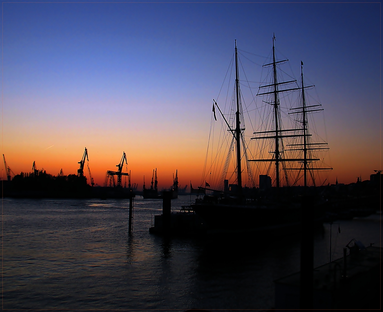 Blaue Stunde im Hamburger Hafen