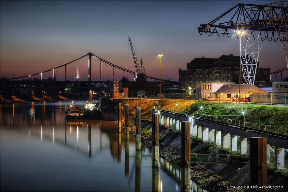 blaue Stunde im Krefelder Hafen ...