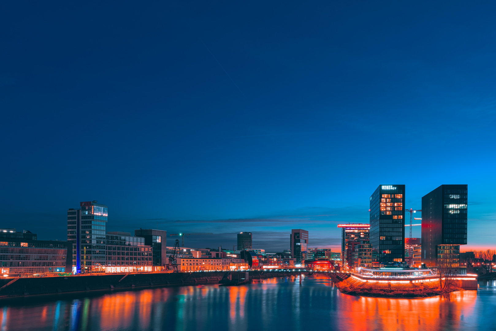 Blaue Stunde im Medienhafen