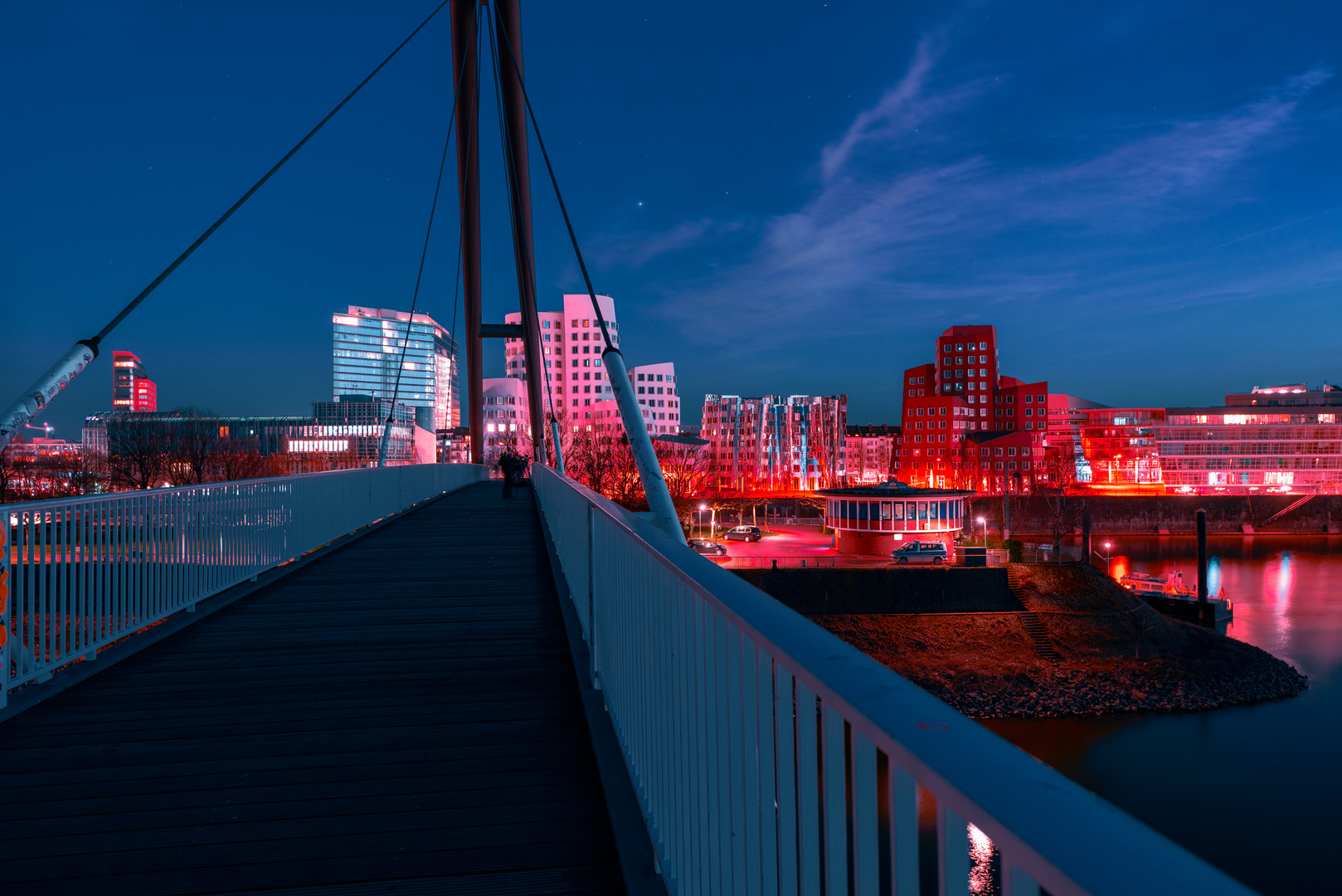 Blaue Stunde im Medienhafen