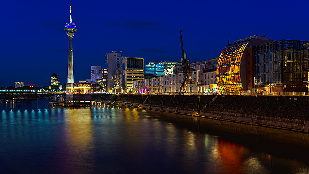 Blaue Stunde im Medienhafen