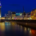 Blaue Stunde im Medienhafen