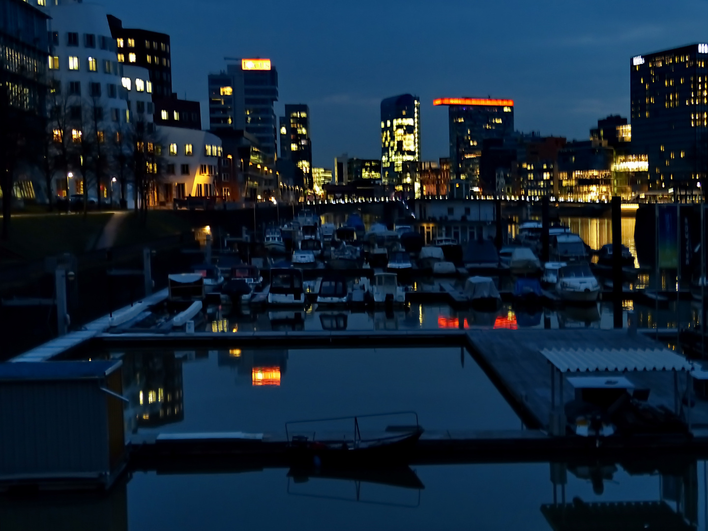 Blaue Stunde im Medienhafen Düsseldorf   