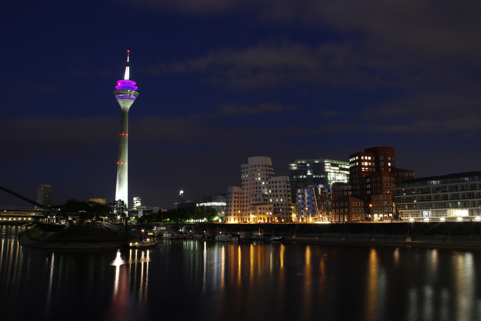 Blaue Stunde im Medienhafen Düsseldorf