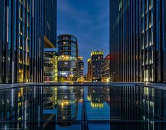 Blaue Stunde im Medienhafen Düsseldorf
