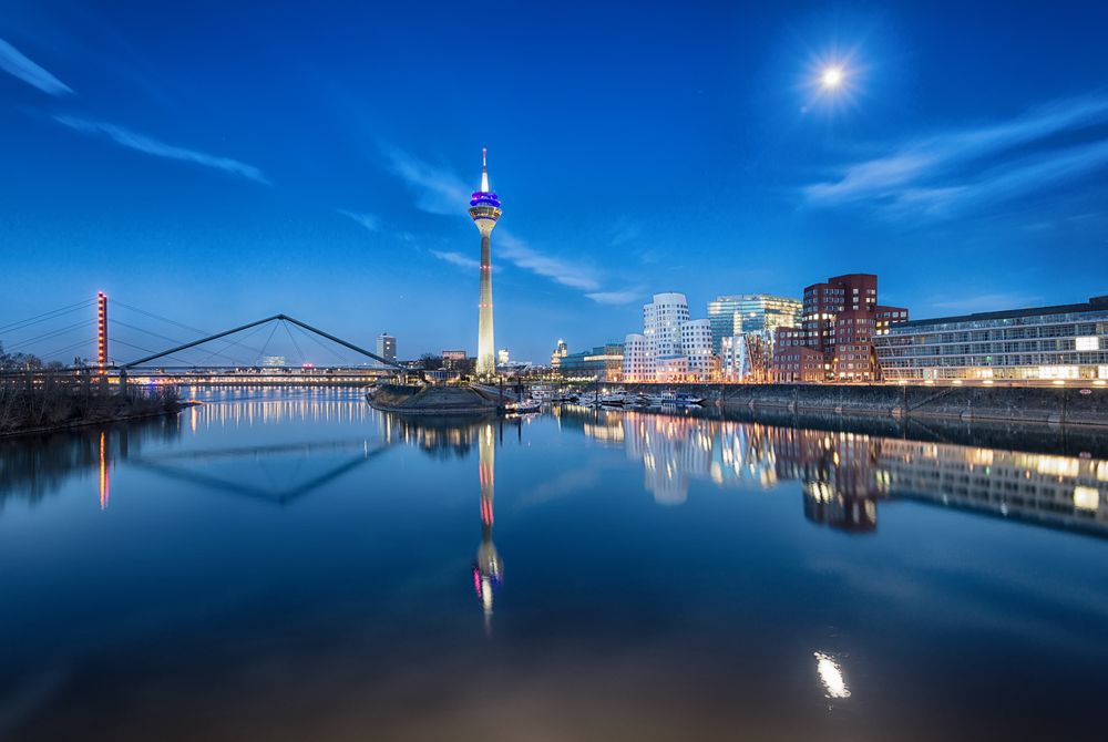 Blaue Stunde im Medienhafen-Düsseldorf