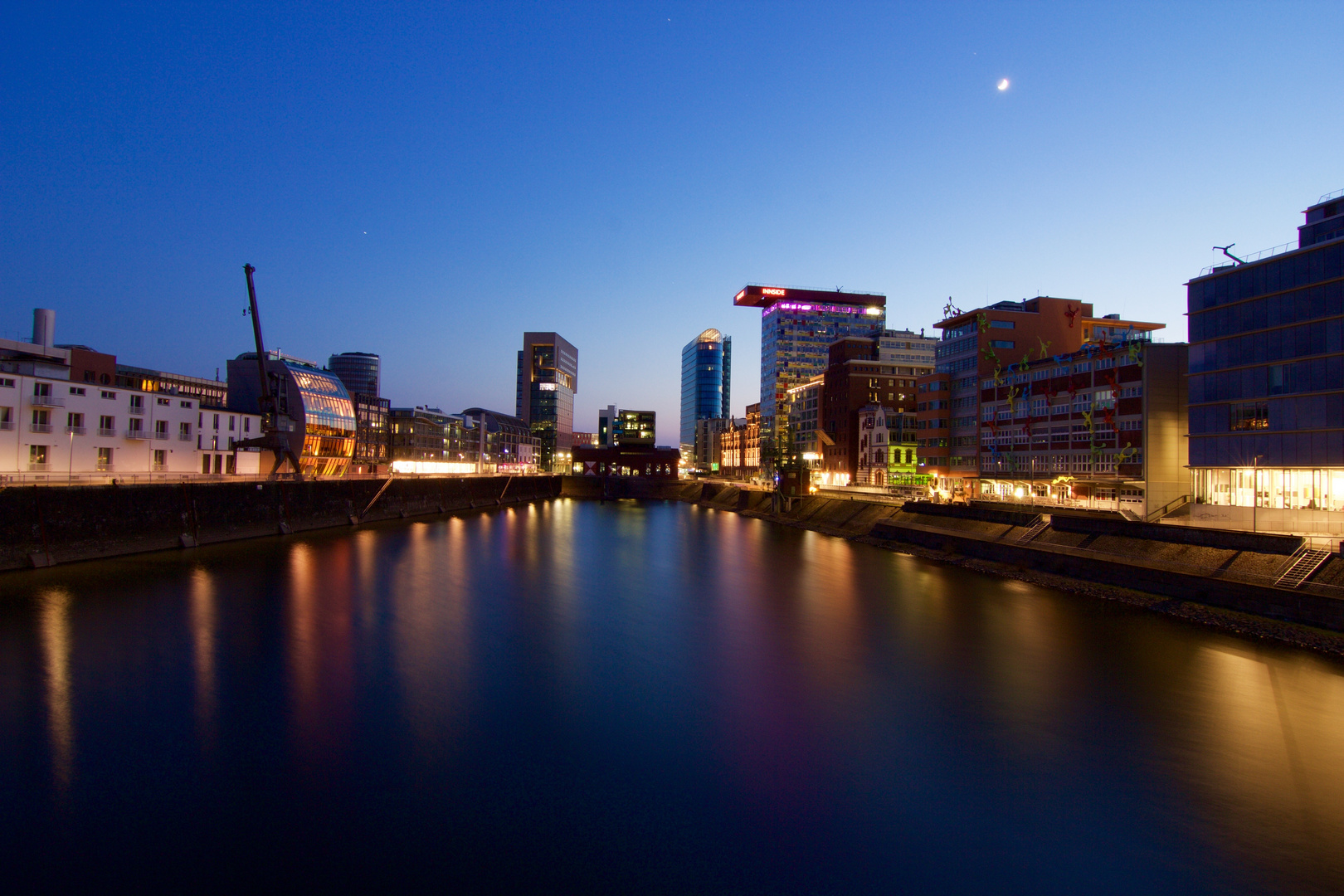 Blaue Stunde im Medienhafen