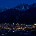 Blaue Stunde im Pustertal (Südtirol), ein paar Wölkchen zogen auch noch durch das Tal.