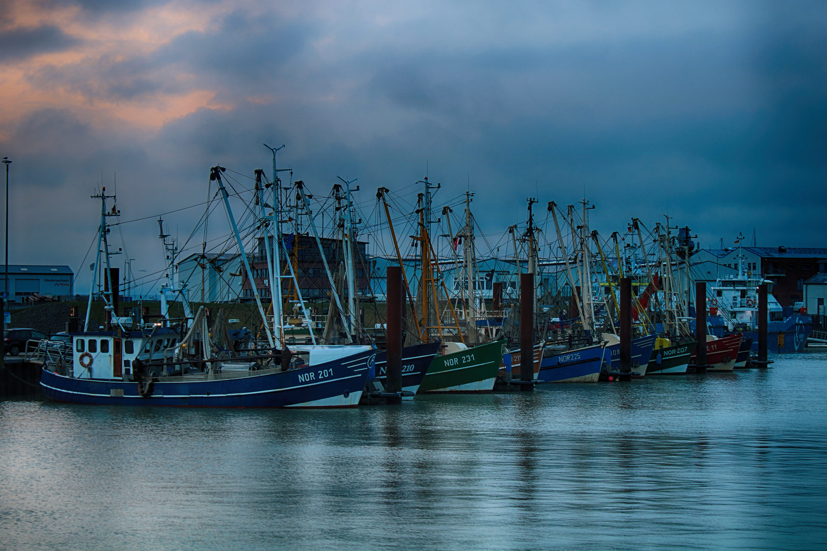 Blaue Stunde im stürmischen Norddeich