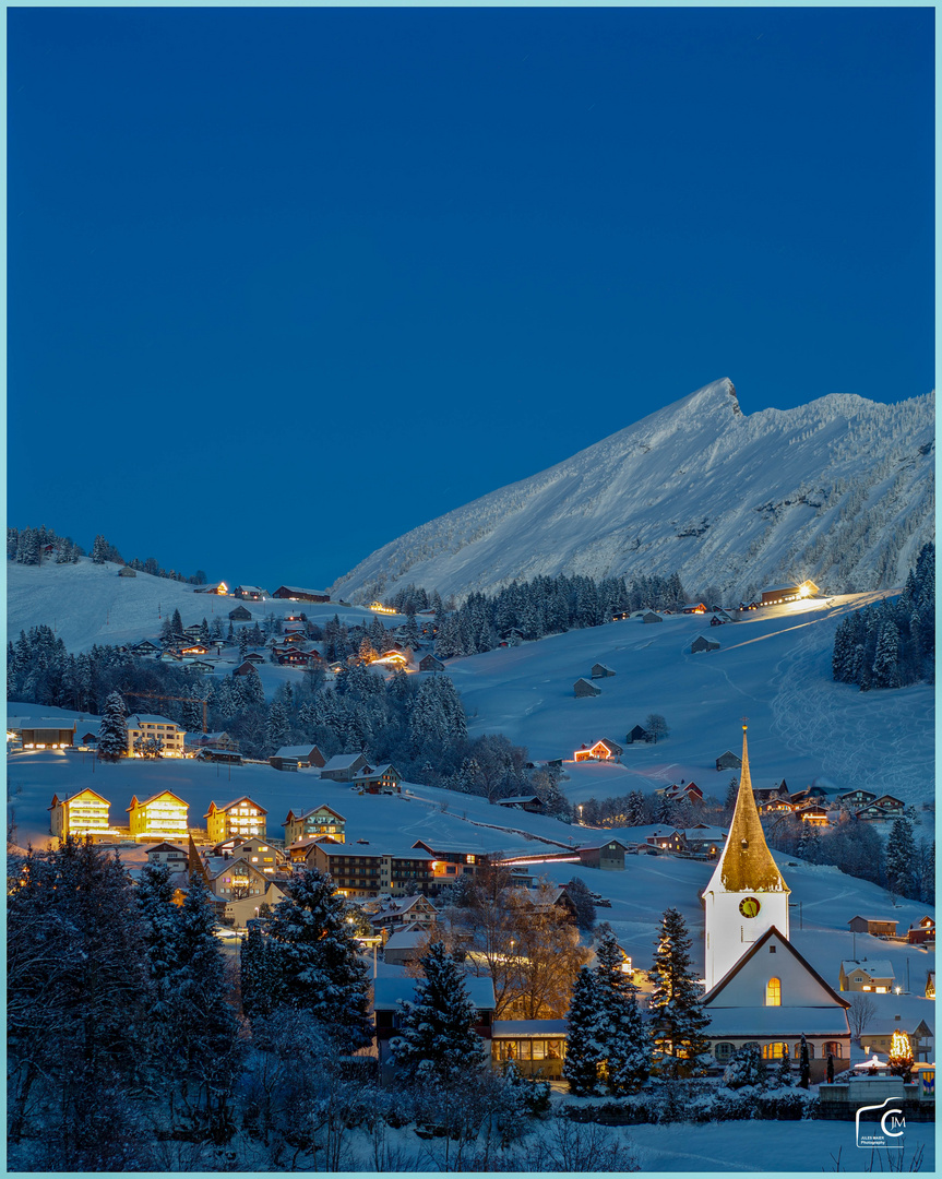 Blaue Stunde im Winterdorf Amden