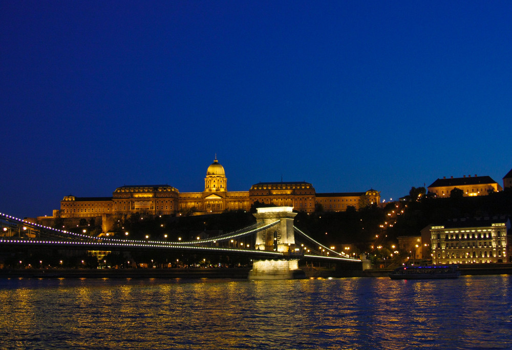 Blaue Stunde in Budapest - Kettenbrücke und Burg