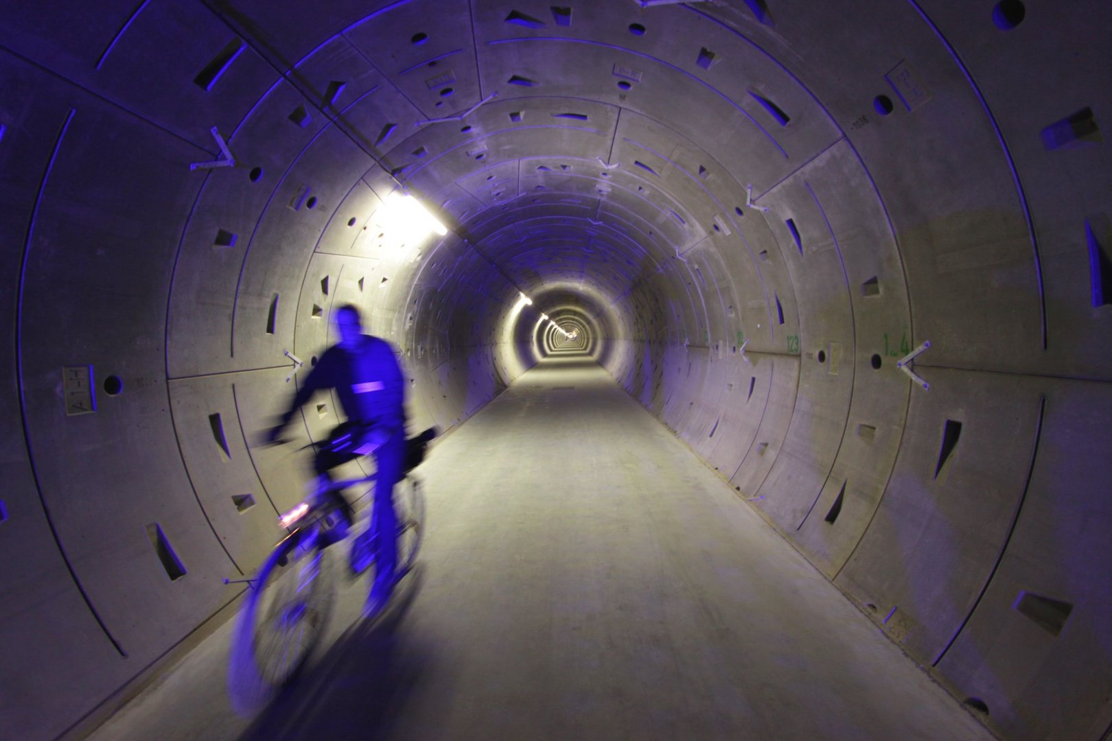 "Blaue Stunde" in dem XFEL-Tunnel 06-06-2013