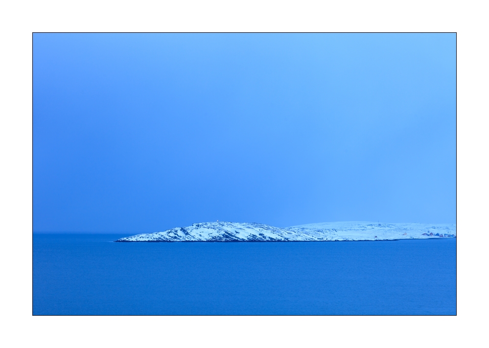 blaue Stunde in den Fjorden von Nordnorwegen