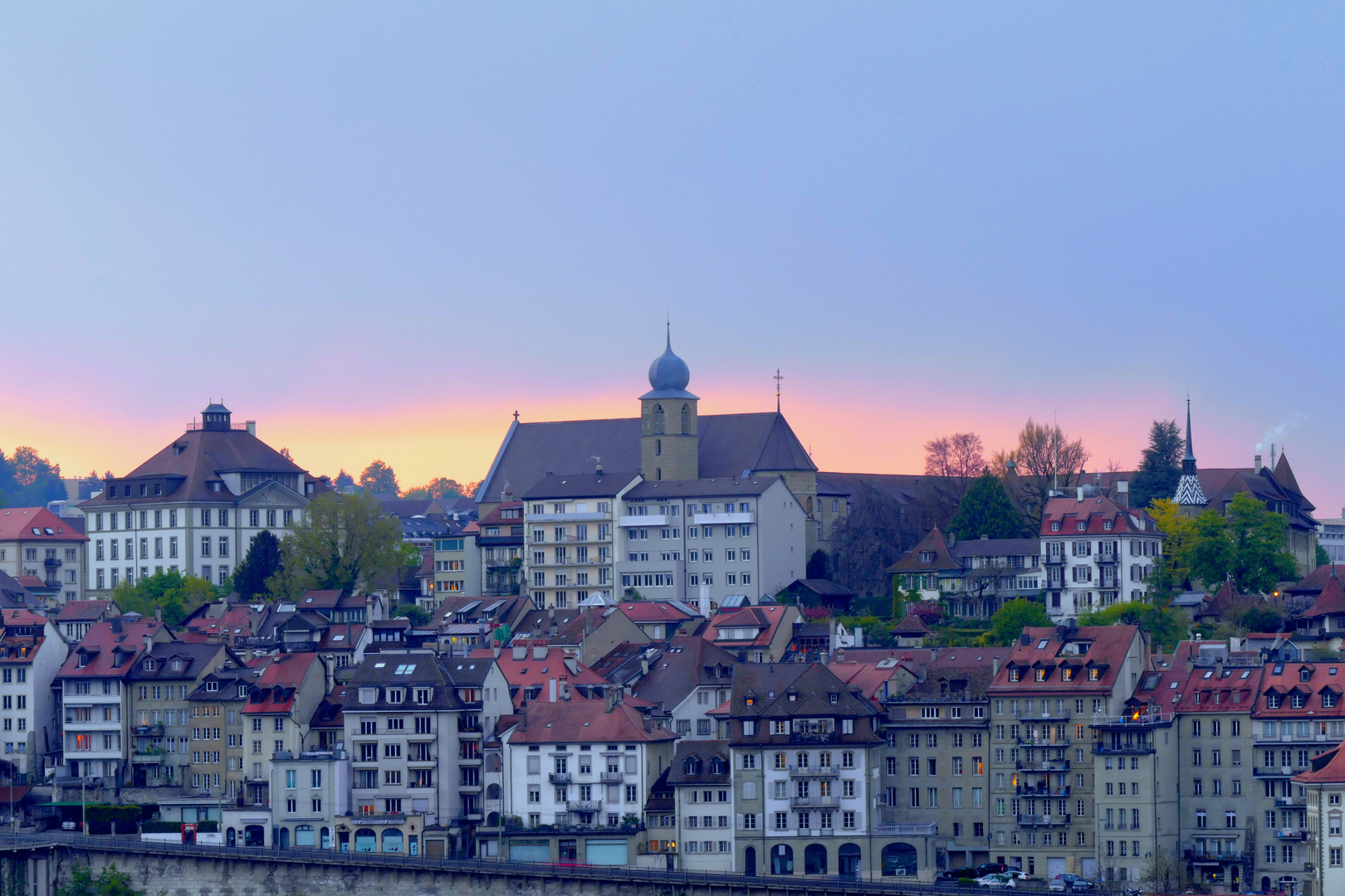 Blaue Stunde in der Altstadt Fribourg