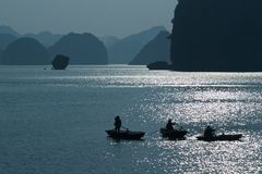 Blaue Stunde in der Ha Long Bucht