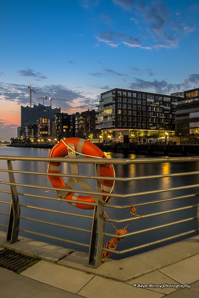 Blaue Stunde in der Hafencity in Hamburg