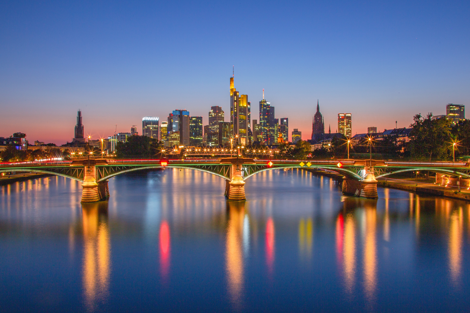 Blaue Stunde in der Mainmetropole