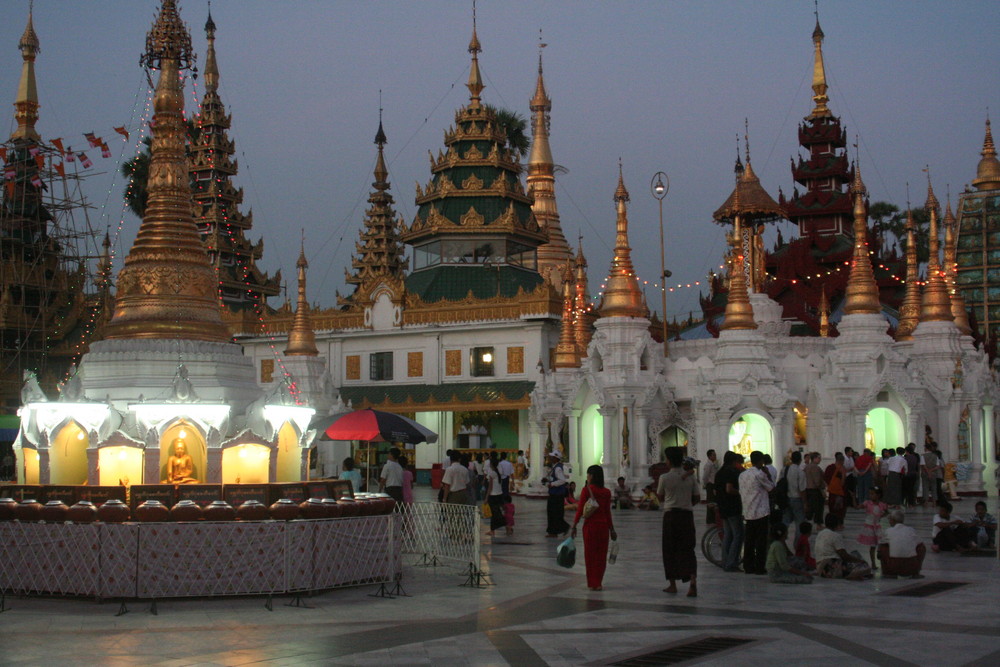 Blaue Stunde in der Schwedagon Pagode, Yangoon, Myanmar