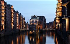 [ Blaue Stunde in der Speicherstadt ]