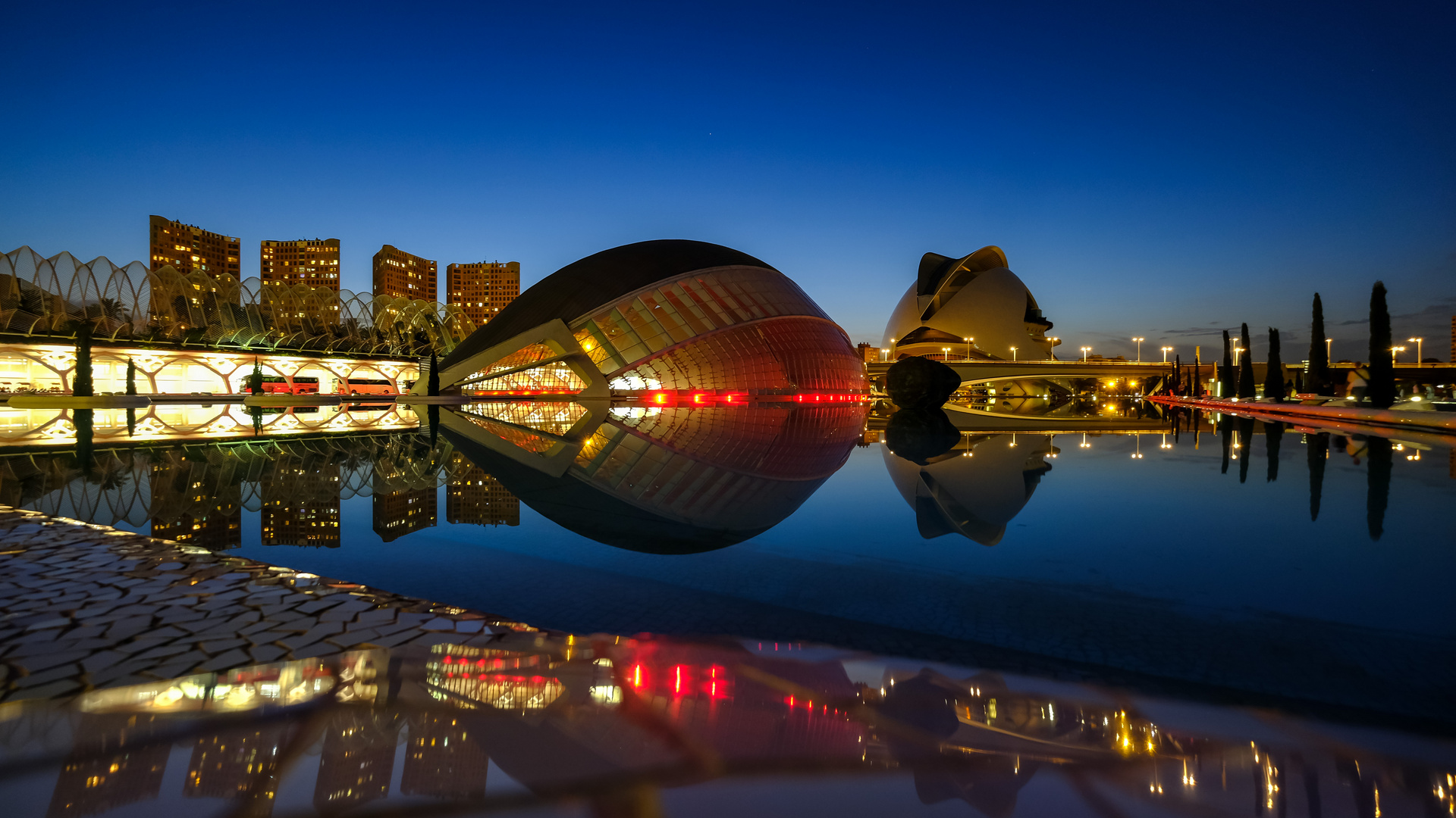 Blaue Stunde in der Stadt der Künste und Wissenschaften in Valencia 