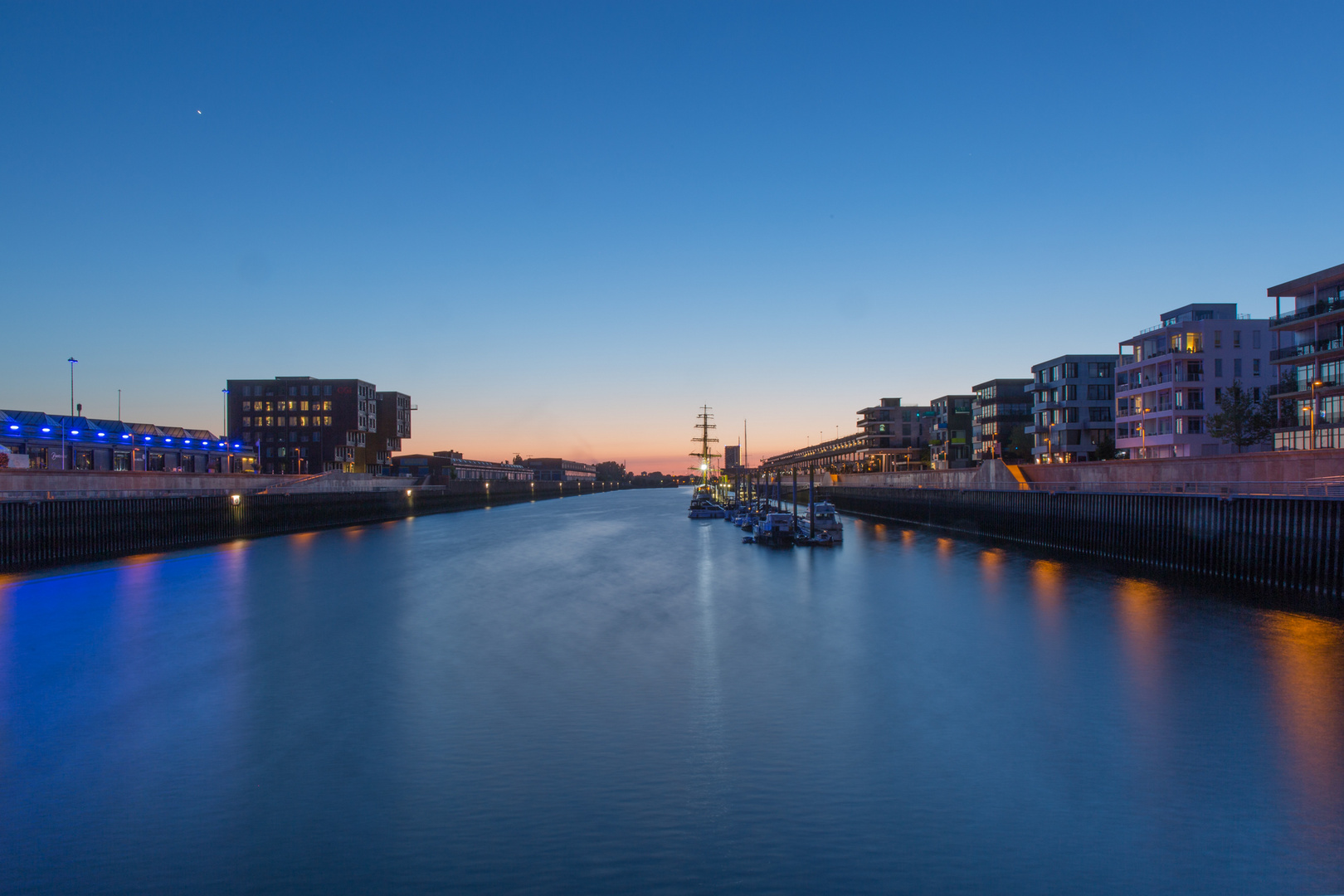 Blaue Stunde in der Überseestadt in Bremen