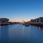 Blaue Stunde in der Überseestadt in Bremen