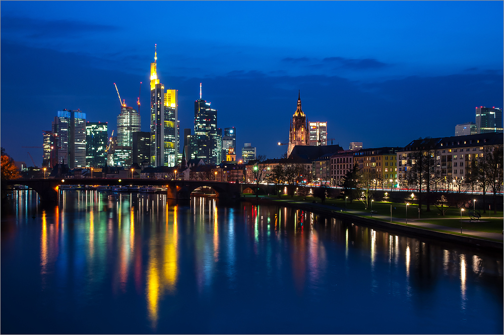 Blaue Stunde in Frankfurt von Peter Härlein 