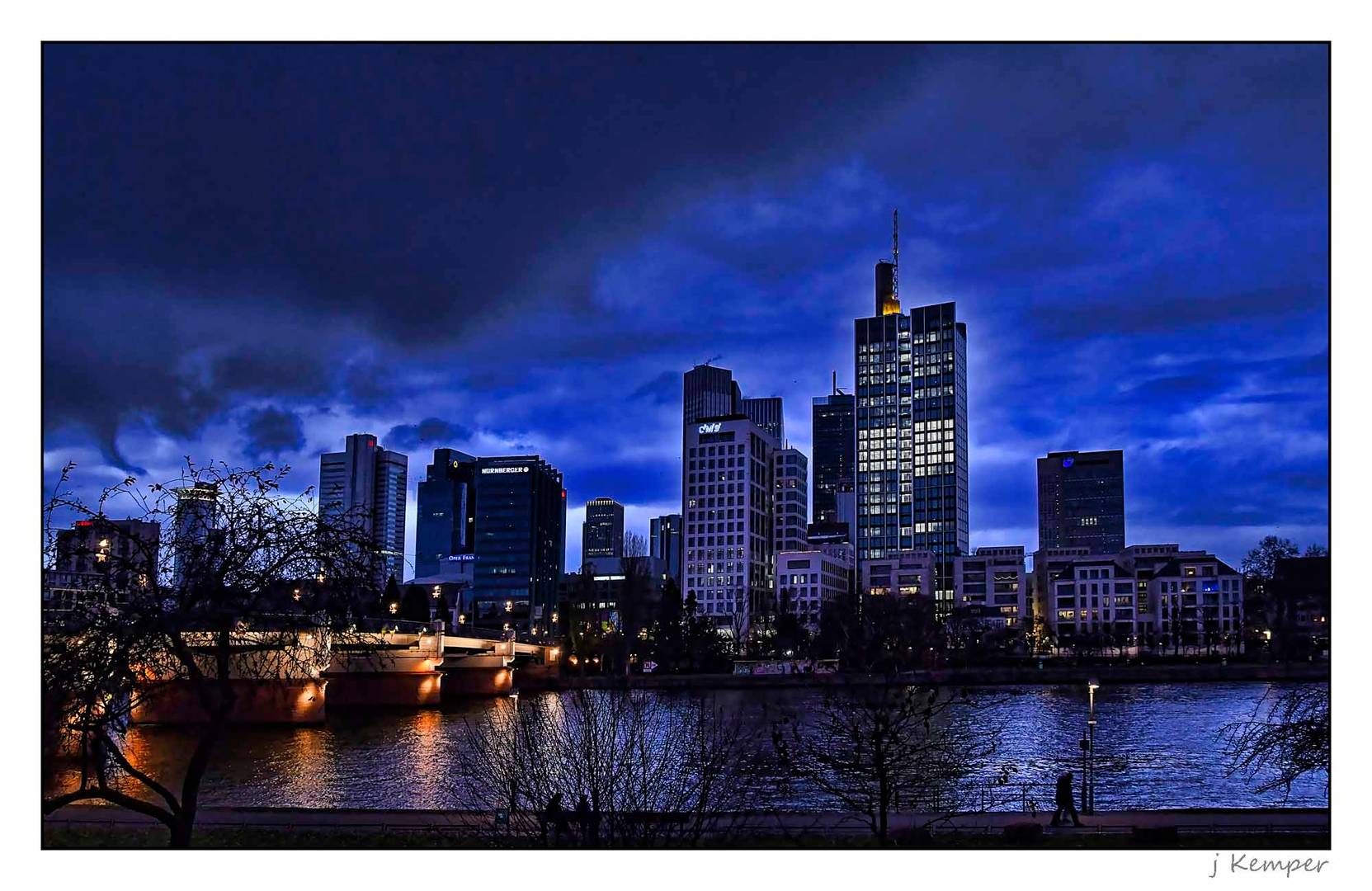 - blaue Stunde in Frankfurt -