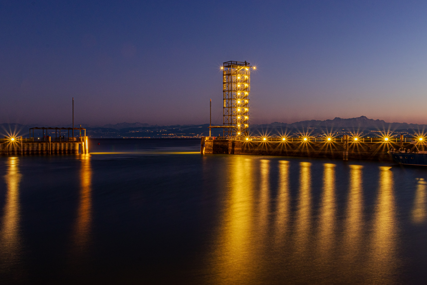 Blaue Stunde in Friedrichshafen am Bodensee