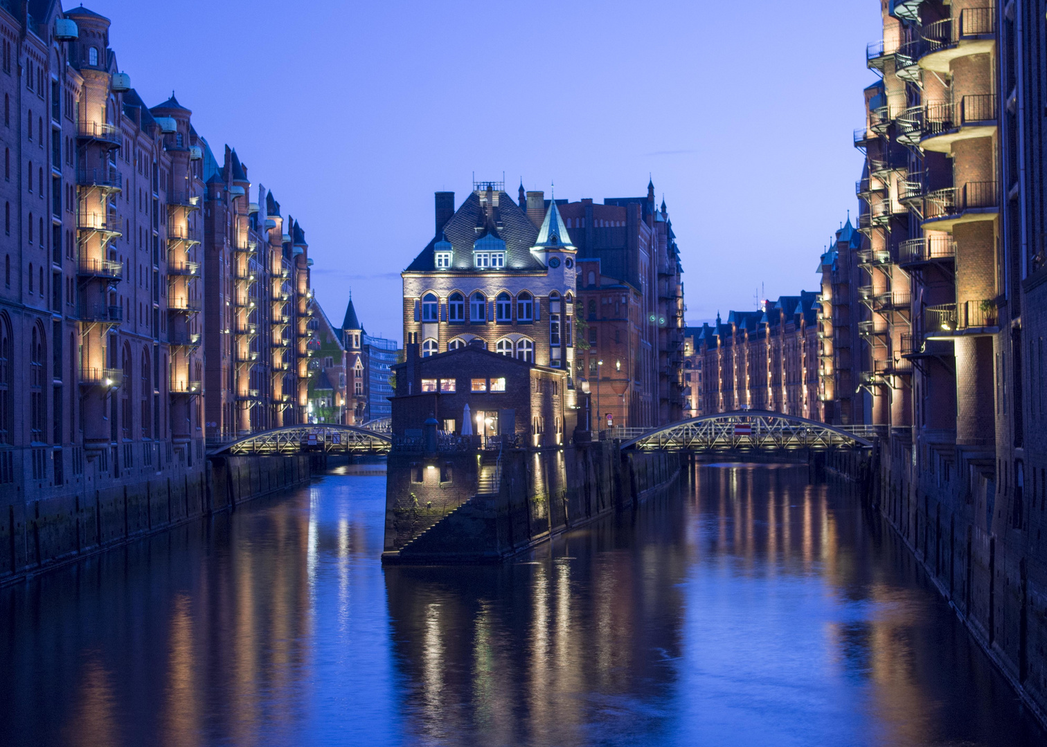 Blaue Stunde in Hamburg