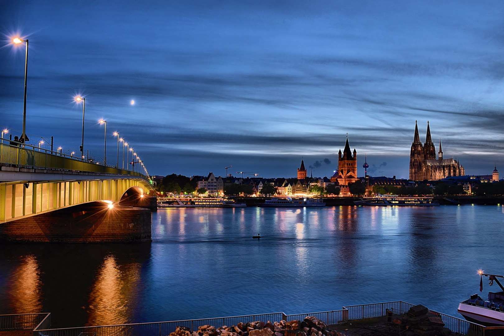 Blaue Stunde in Köln am Rhein !