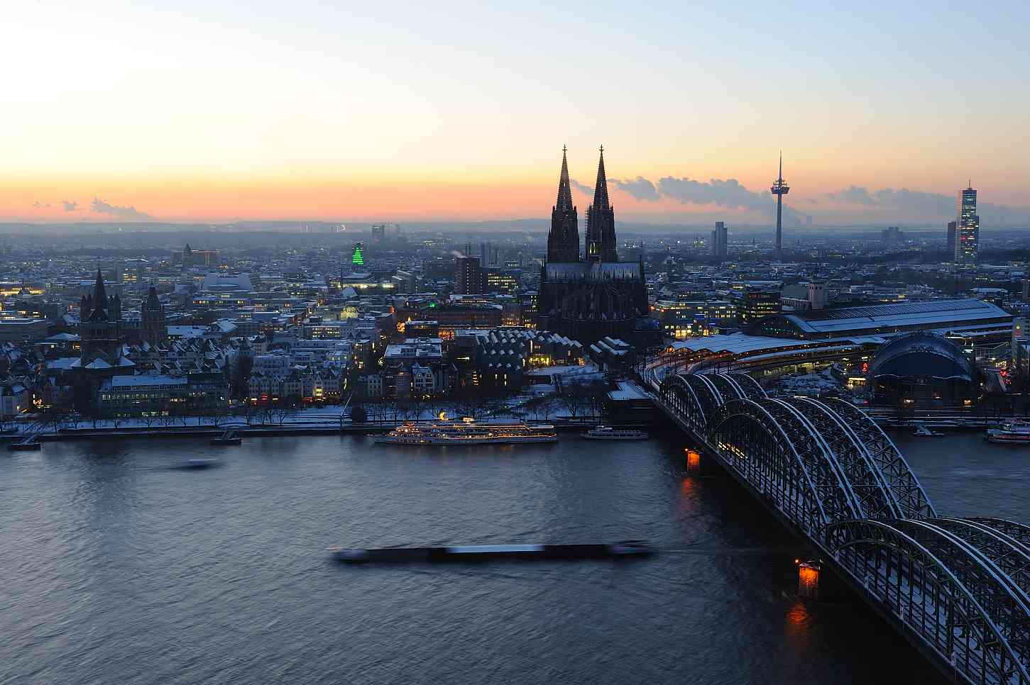 Blaue Stunde in Köln, gesehen vom LVR Turm