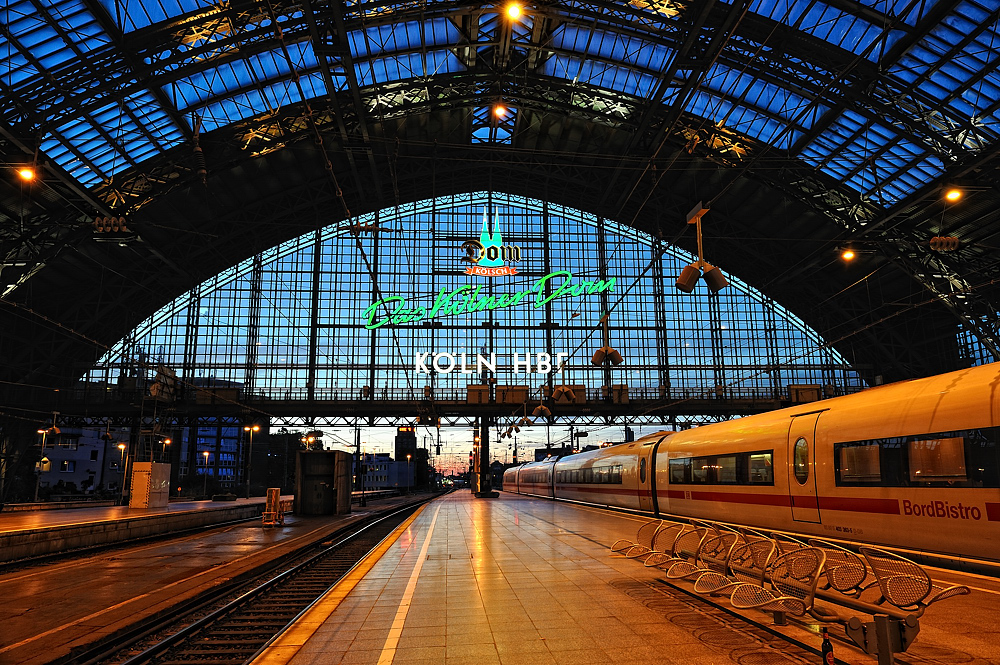 Blaue Stunde in Köln HBF