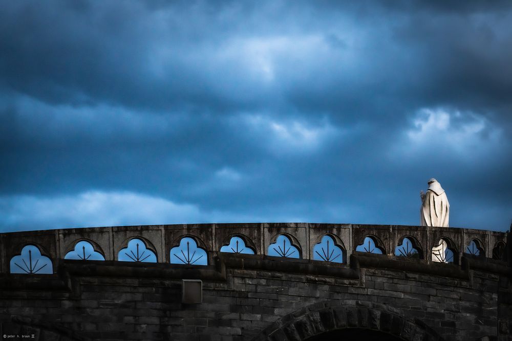 Blaue Stunde in Lourdes I