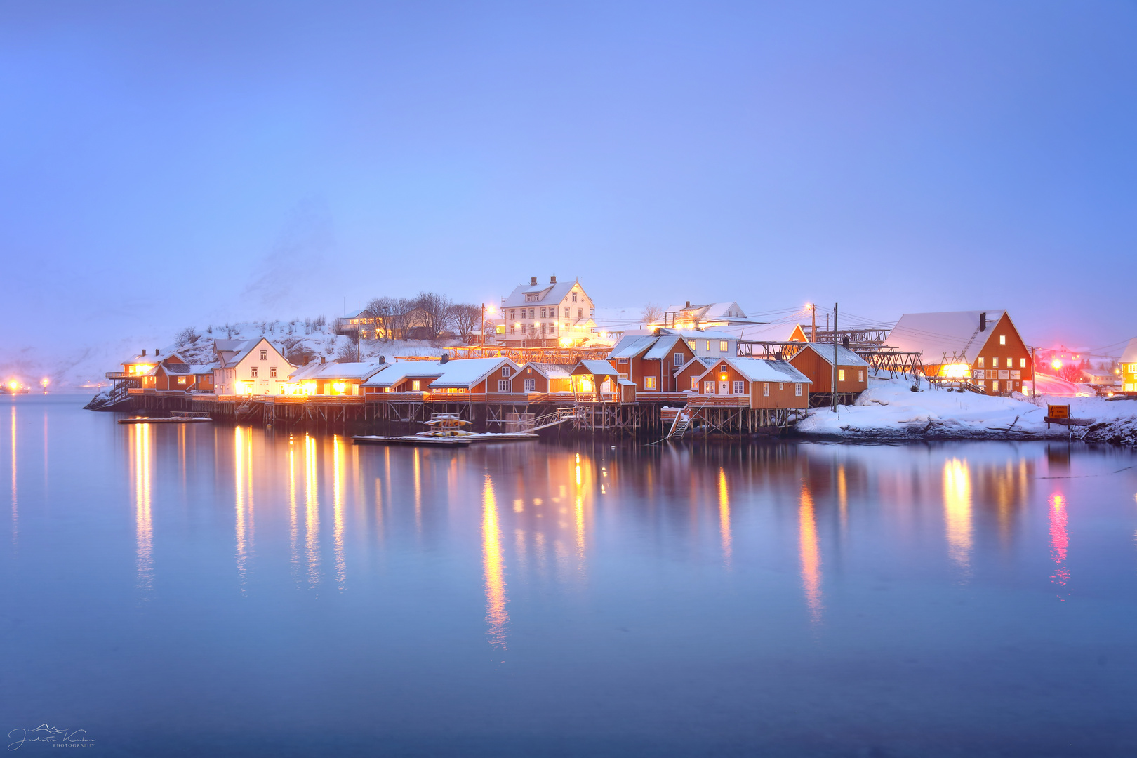 blaue Stunde in Sakrisøy