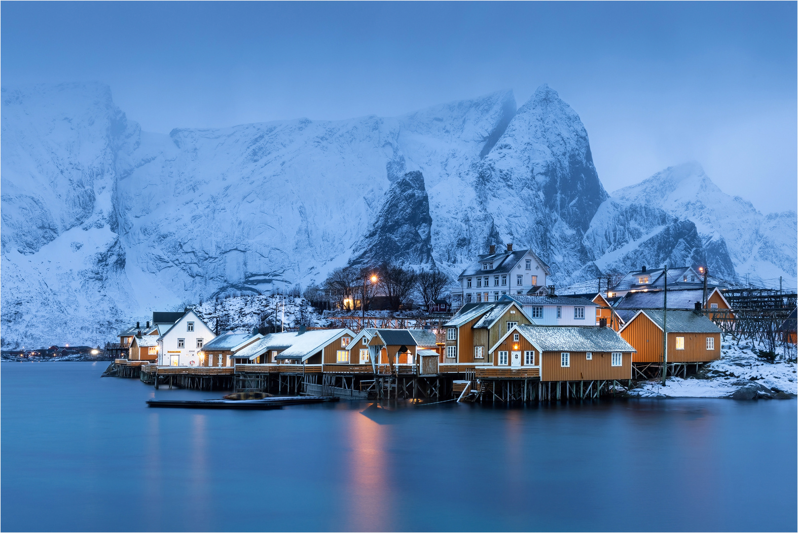 ...blaue Stunde in Sakrisøy...