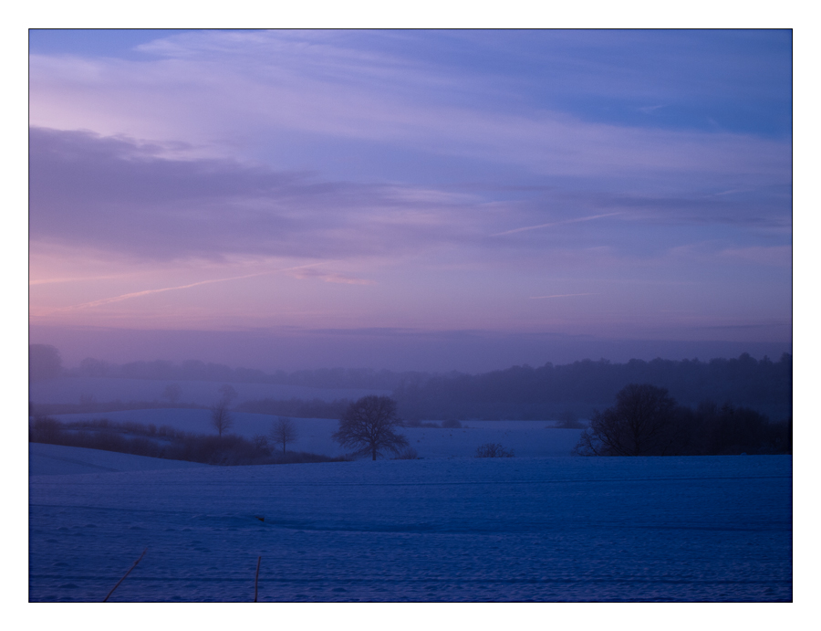 Blaue Stunde in Schneelandschaft