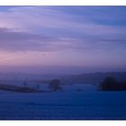 Blaue Stunde in Schneelandschaft