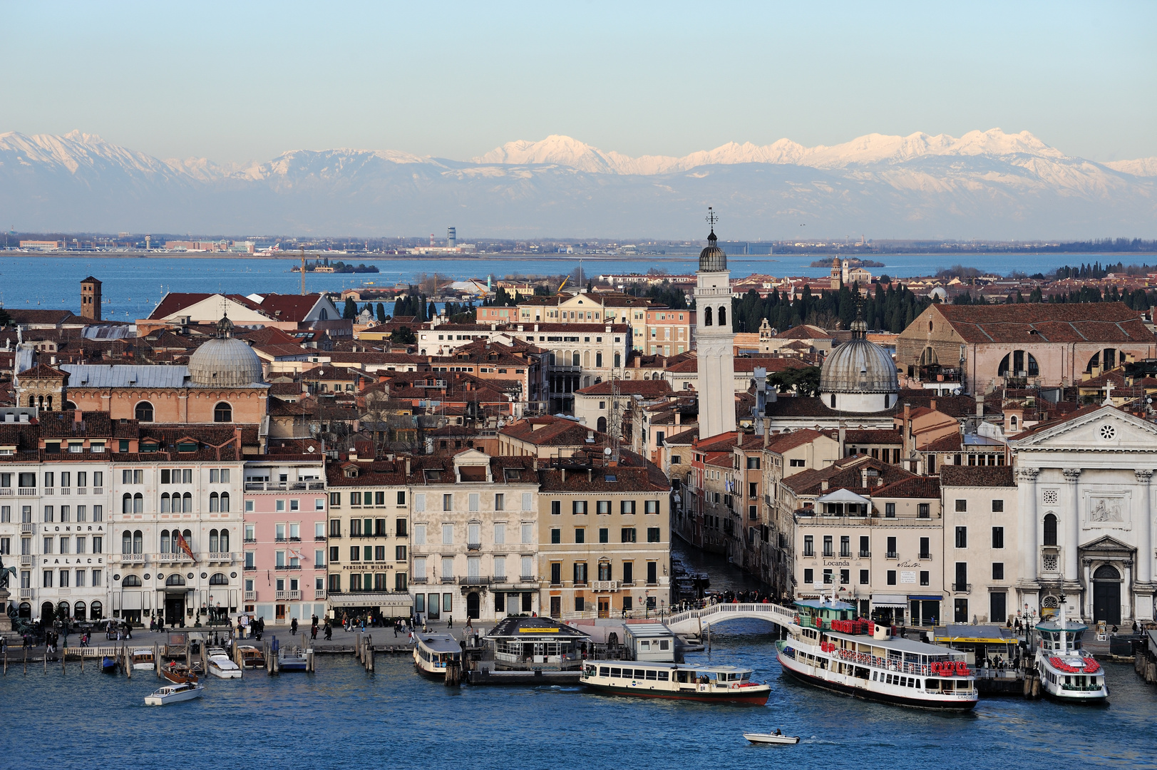 Blaue Stunde in Venedig mit schneebedeckten Alpen