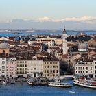 Blaue Stunde in Venedig mit schneebedeckten Alpen