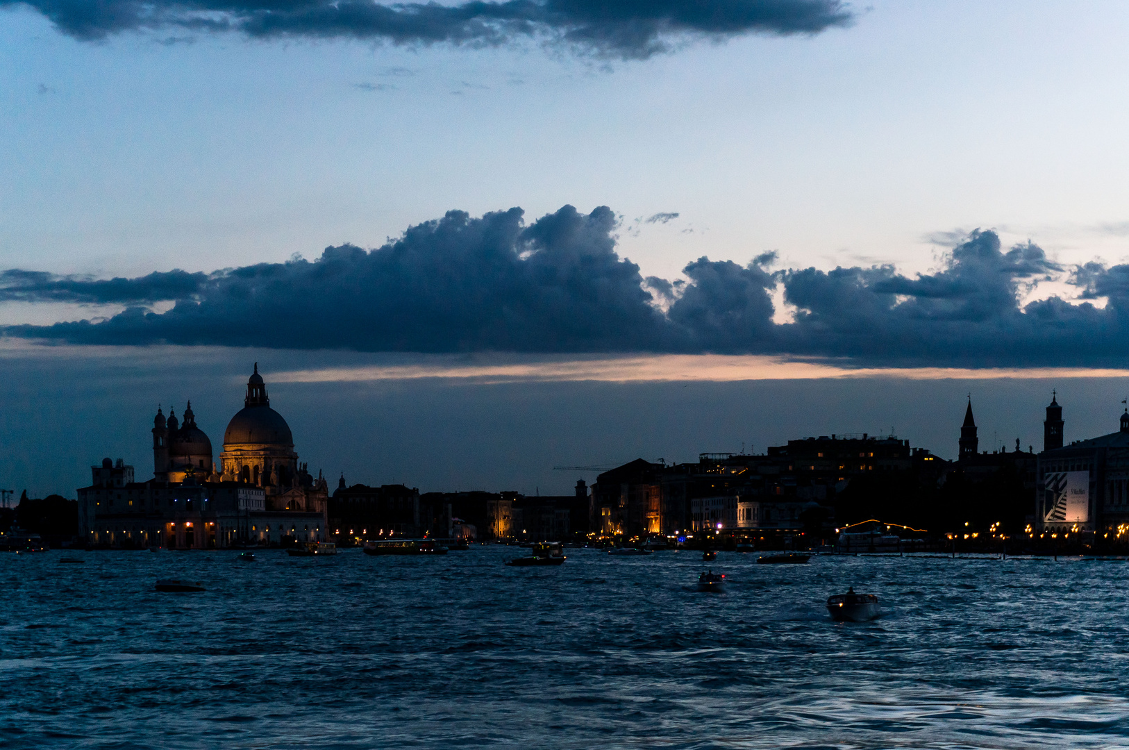 Blaue Stunde in Venedig von der Fähre aus