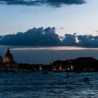 Blaue Stunde in Venedig von der Fähre aus